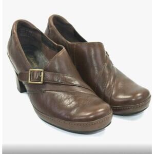 CLARKS Artisan Brown Leather Buckle Clogs Heels 11 Dark Academia Preppy 22-11
